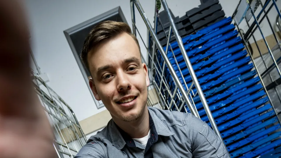 Ein Verkaufer macht eine Aufnahme von sich im Lager 
